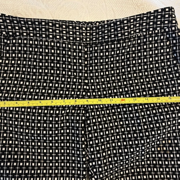 Women’s‎ Express Brand Black & White Geometric Pattern Pants | Size 6R - Picture 7 of 8
